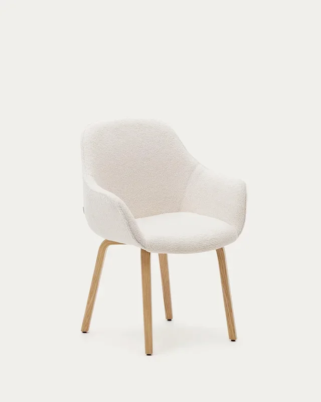 Aleli Stuhl mit Bouclé in Weiss Beine aus massivem Eschenholz mit natürlichem Finish