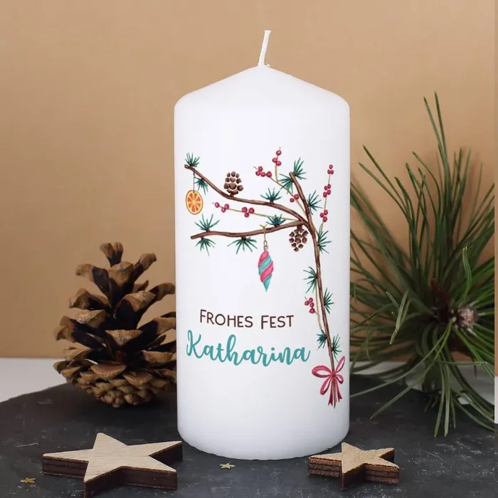 Festliche Weihnachts-Kerze mit Zweigen und Wunschtext
