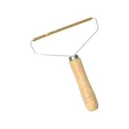 Fusselentferner mit Holzgriff