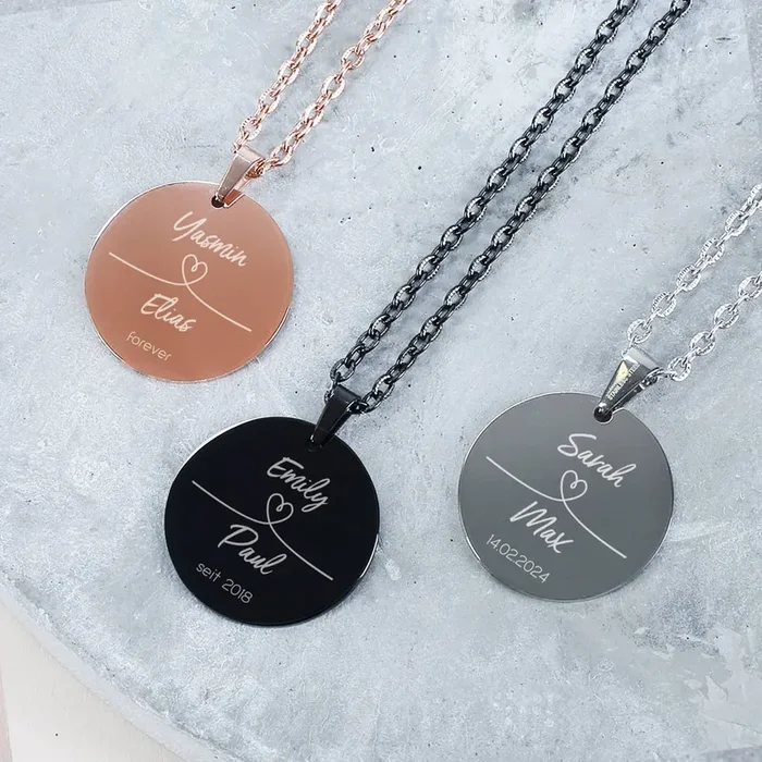 Gravierte Halskette mit Herz, Namen und Datum – in Silber, Schwarz oder Roségold
