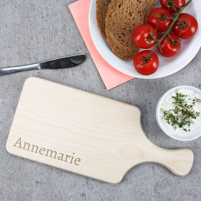 Holzbrettchen mit Griff graviert mit Name