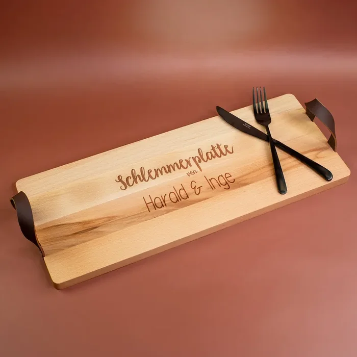Personalisiertes XL Servierbrett ‚Schlemmerplatte‘ aus Buchenholz mit Ledergriffen – graviert mit Name