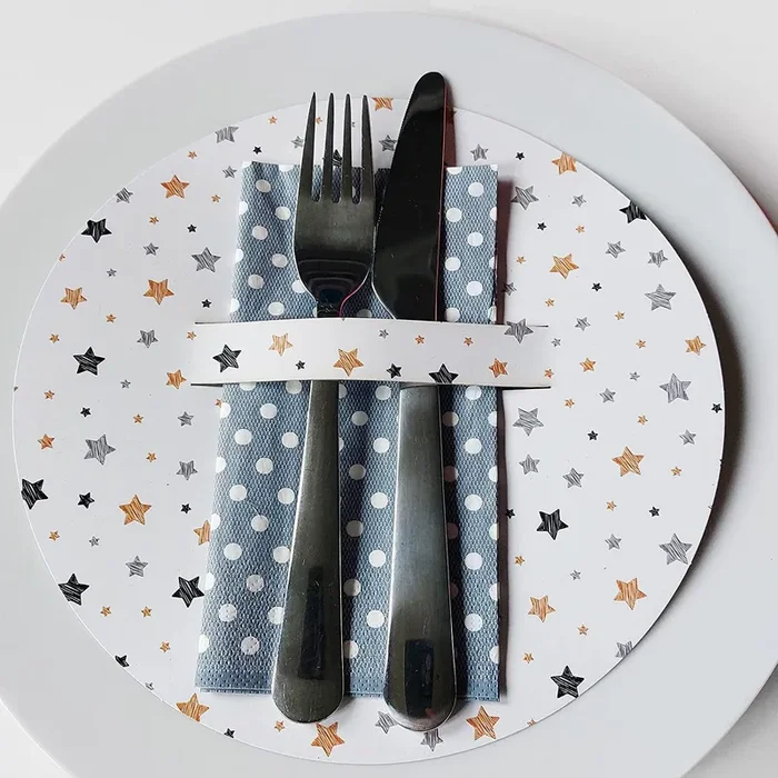 Runde Tellerdeckchen weiß gold grau 21 cm – 10-teiliges Set weihnachtliche Bestecktaschen
