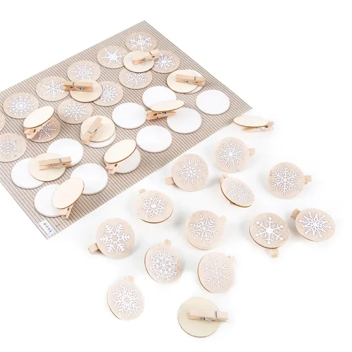Set 48 Weihnachtsaufkleber Schneeflocke beige und 48 Holzwäscheklammern mit 4 cm Scheibe
