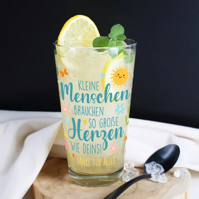 Trinkglas zum Abschied für Erzieher „Kleine Menschen, große Herzen “ mit Wunschtext und Frühlingsmotiv