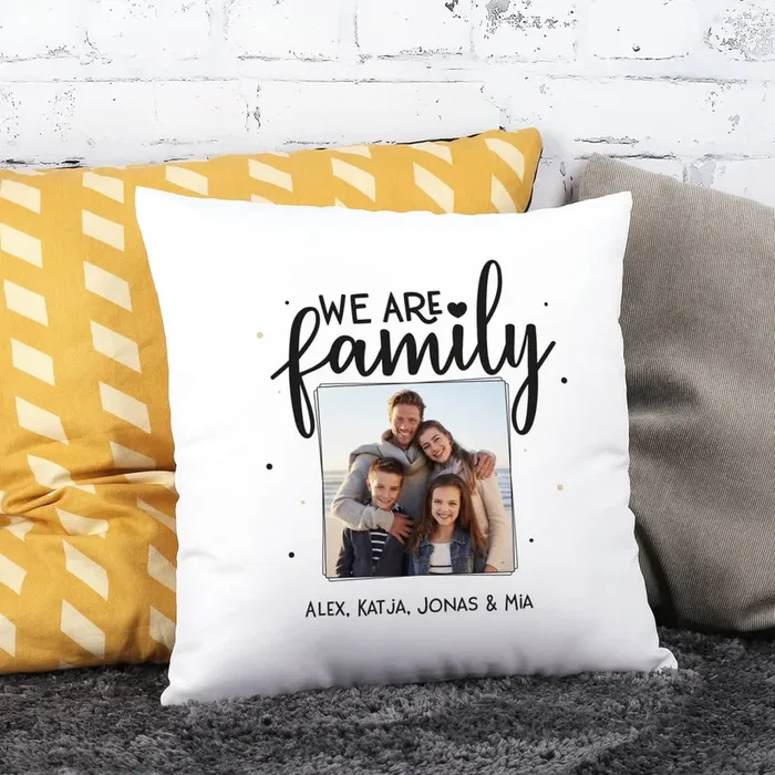 We are family – Fotokissen mit Ihrem Wunschtext