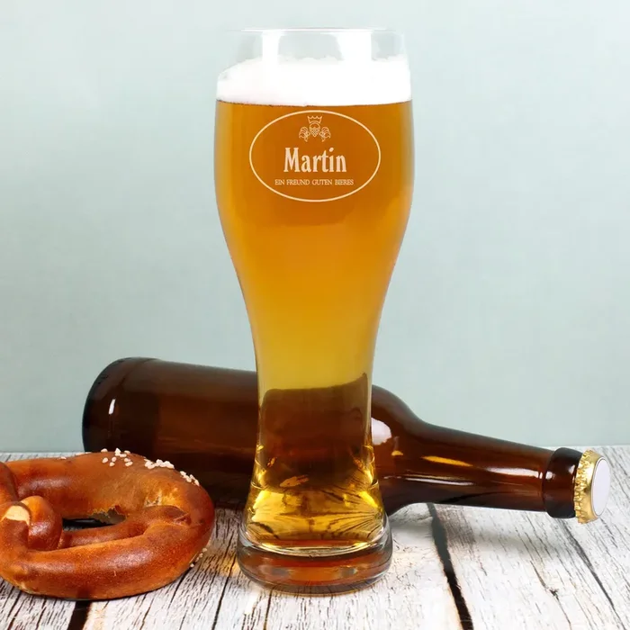 Weizenbierglas mit Wunschname – Ein Freund guten Bieres – 2 Größen wählbar
