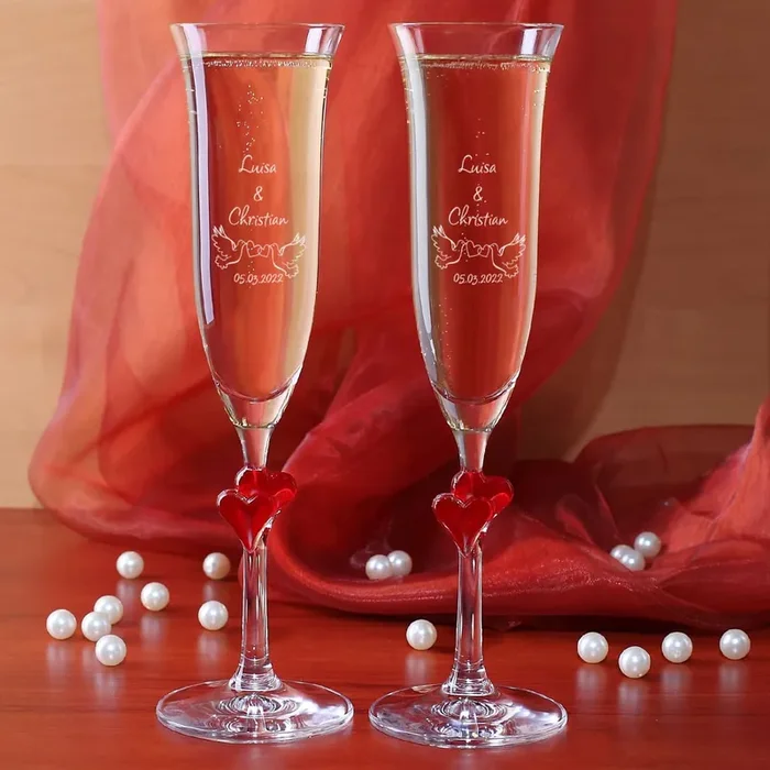Zwei L’Amour Sektgläser zur Hochzeit mit Tauben und Ihren Wunschdaten graviert
